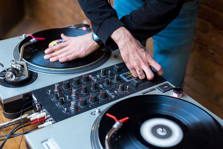 5 Tips For Choosing The Best DJ For Your Event