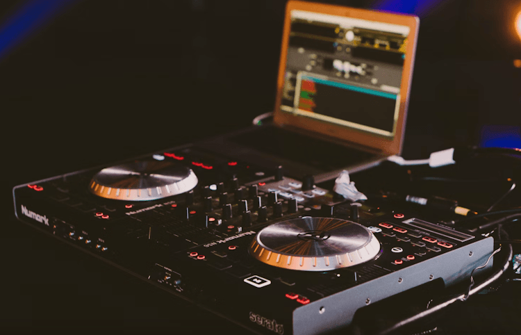EXTRA HOURS DJ